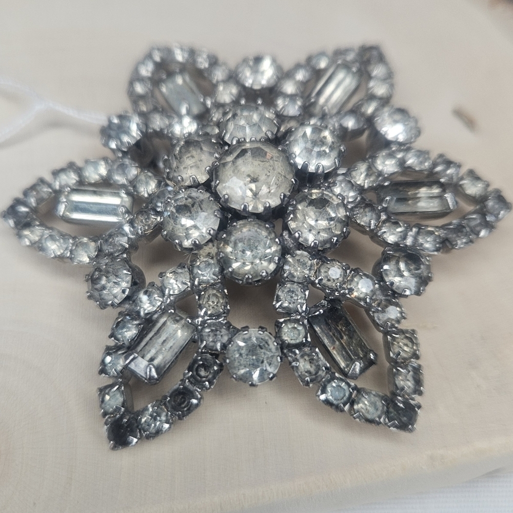 Albert Weiss Vintage Rhinestone Flower Brooch 1950s GUC 2.25" - Picture 2 of 8